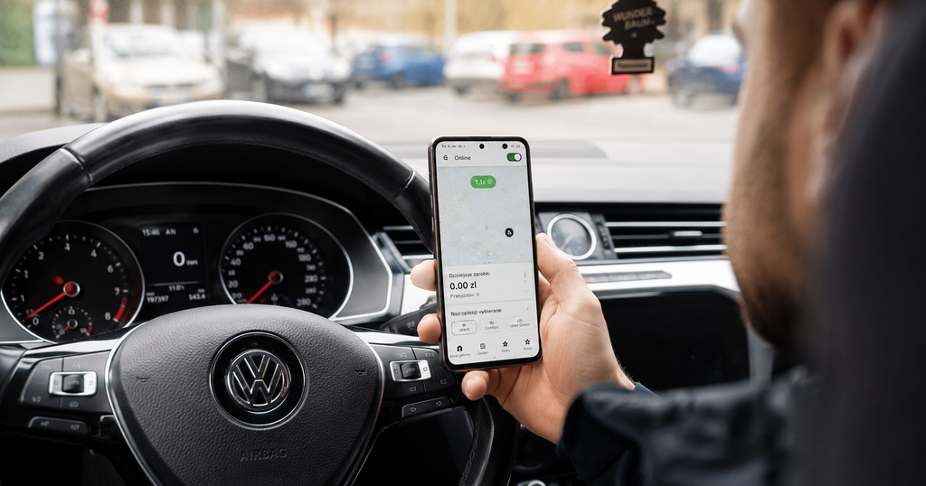 Aplikacja Uber Bolt z mapą zleceń na smartfonie – jak działa algorytm przydzielania kursów