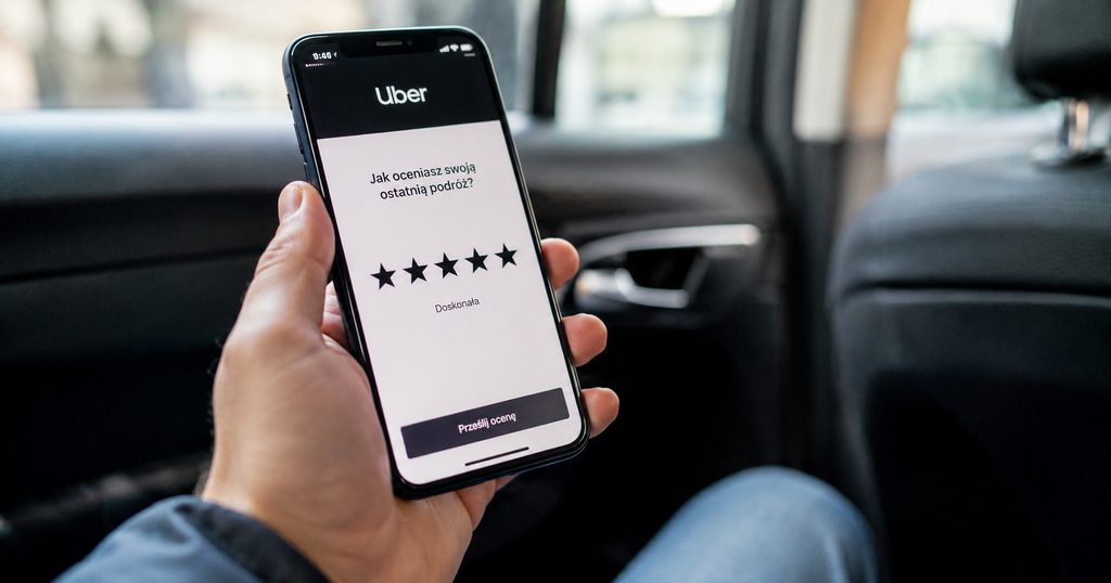 Pasażer wystawia ocenę gwiazdkową w aplikacji Uber Bolt – jak rating wpływa na zarobki kierowcy